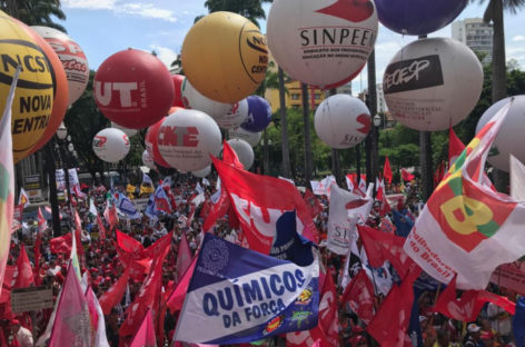 Mais de 10 mil trabalhadores protestam contra o fim da aposentadoria em SP