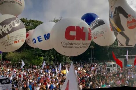 Na Av. Paulista, professores e estudantes aprovam greve geral no dia 14 de junho
