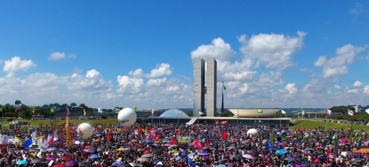 Tsunami da educação para o Brasil e leva o povo às ruas. Confira onde teve atos