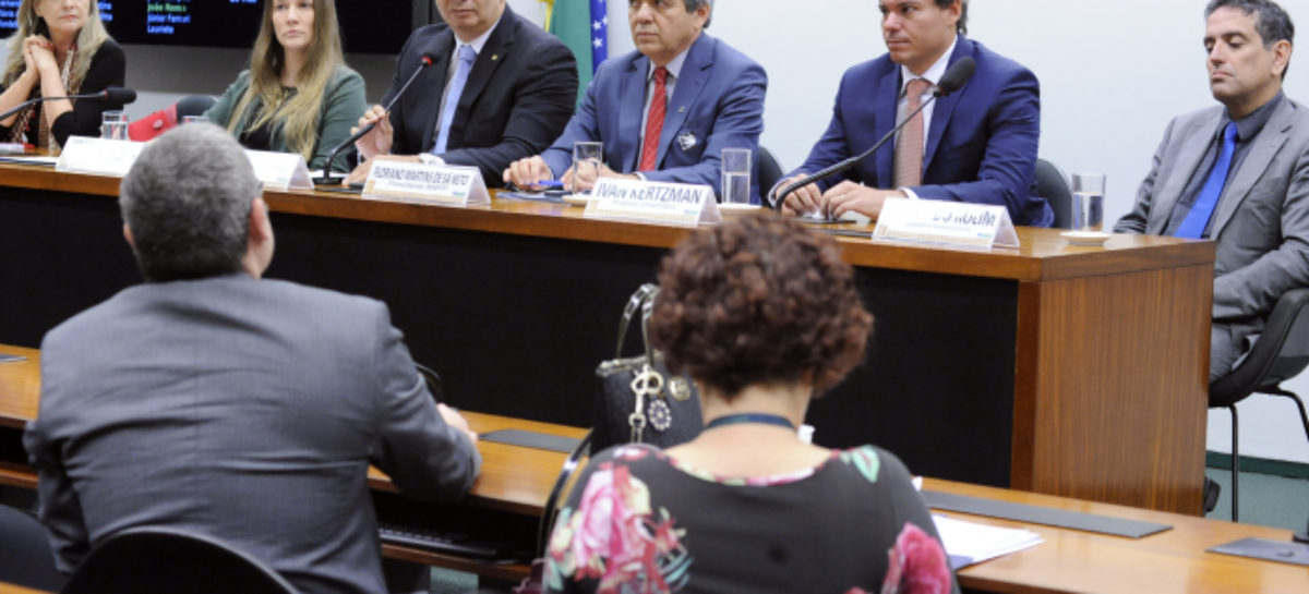 Governo quer economizar 870 bilhões atacando aposentado que ganha até 2 salários