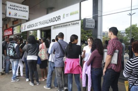 3,2 milhões de pessoas procuram emprego há 2 anos no país dos pacotes econômicos