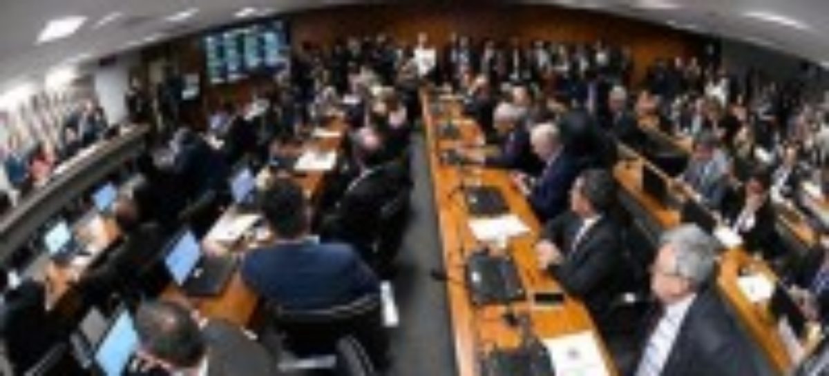 Reforma quer pagar mínimo para todos porque considera rico quem ganha R$ 1.500