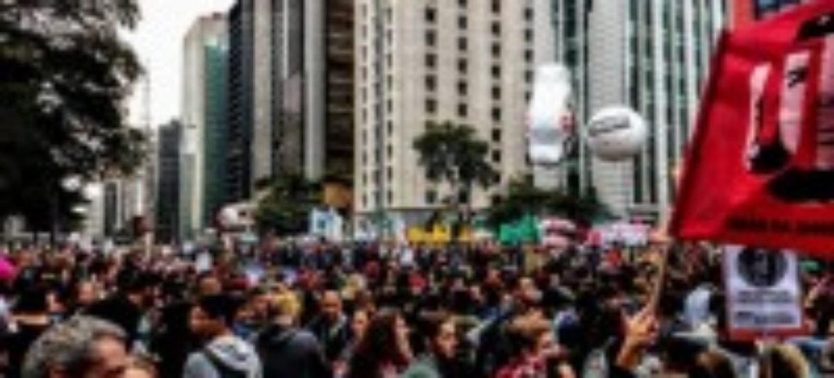 Brasileiros ocupam as ruas de 200 cidades em defesa da aposentadoria e educação