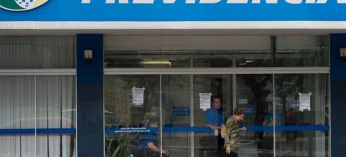 Bolsonaro atrasa concessão de aposentadoria para pagar promessa de campanha