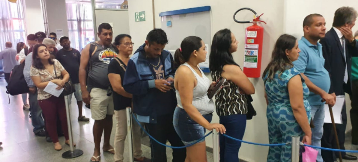 Sucateamento do INSS traz de volta filas nas agências e cria filas virtuais
