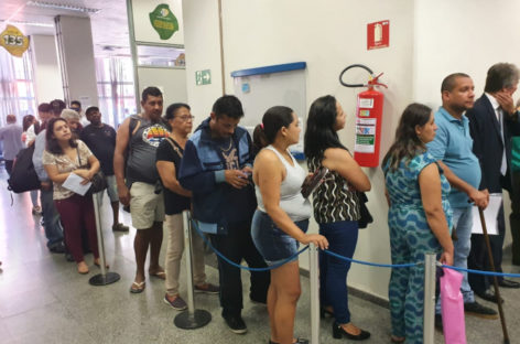Sucateamento do INSS traz de volta filas nas agências e cria filas virtuais