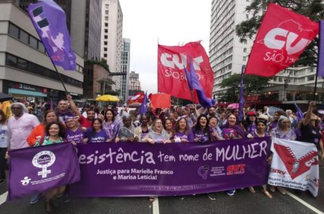 Sob chuva, mulheres marcham na Avenida Paulista por democracia, direitos e justiça