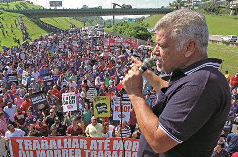 Impactos da crise: Três montadoras resistem a parar. Sindicato anuncia greve