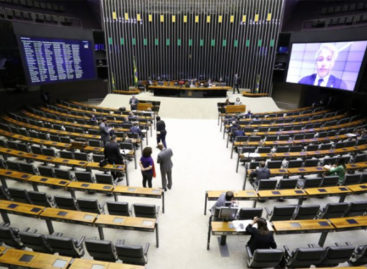 Bolsonaro sanciona renda emergencial; Câmara aprova PL para agilizar Anvisa