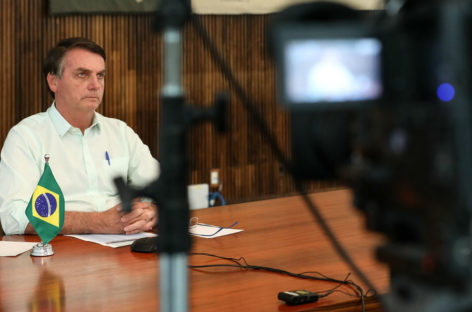 Bolsonaro é ridicularizado na imprensa internacional por negar coronavírus