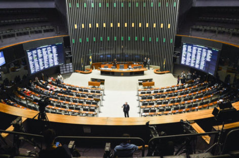 Nem a Covid-19 impediu deputados de aprovar MP que tira direitos dos trabalhadores