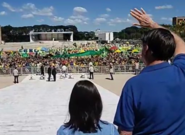 Bolsonaro vai a ato contra democracia e diz que não aceita interferência do STF