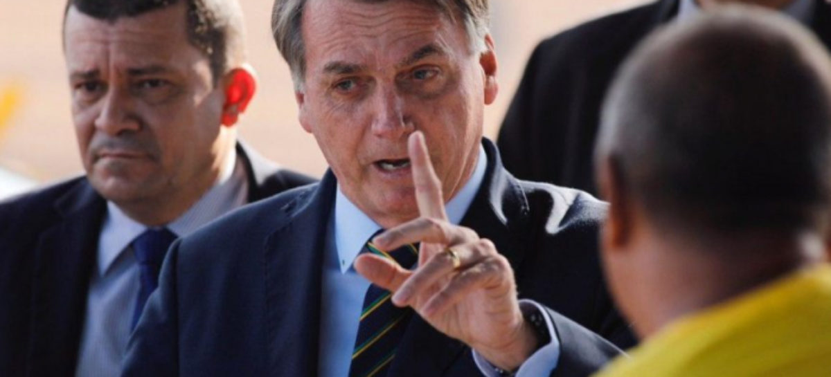 Apoiador que agrediu enfermeiras frequenta Alvorada e hostiliza jornalistas