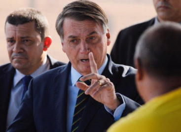 Apoiador que agrediu enfermeiras frequenta Alvorada e hostiliza jornalistas