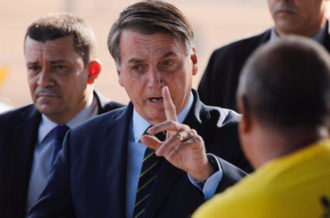 Apoiador que agrediu enfermeiras frequenta Alvorada e hostiliza jornalistas