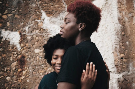 Câmara aprova projeto que prioriza mães solteiras para receber auxílio de R$ 1.200