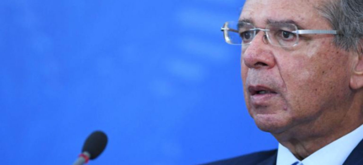 Ministro da Economia de Bolsonaro defende redução do valor do auxílio de R$ 600