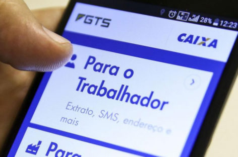 Bolsonaro usa saques do FGTS, uma poupança do trabalhador, para aquecer economia