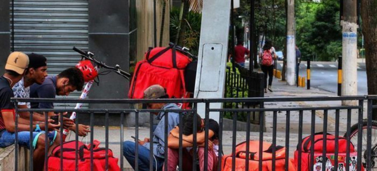 Queda na renda de 68% dos entregadores por aplicativo motiva greve da categoria