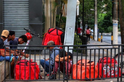 Queda na renda de 68% dos entregadores por aplicativo motiva greve da categoria