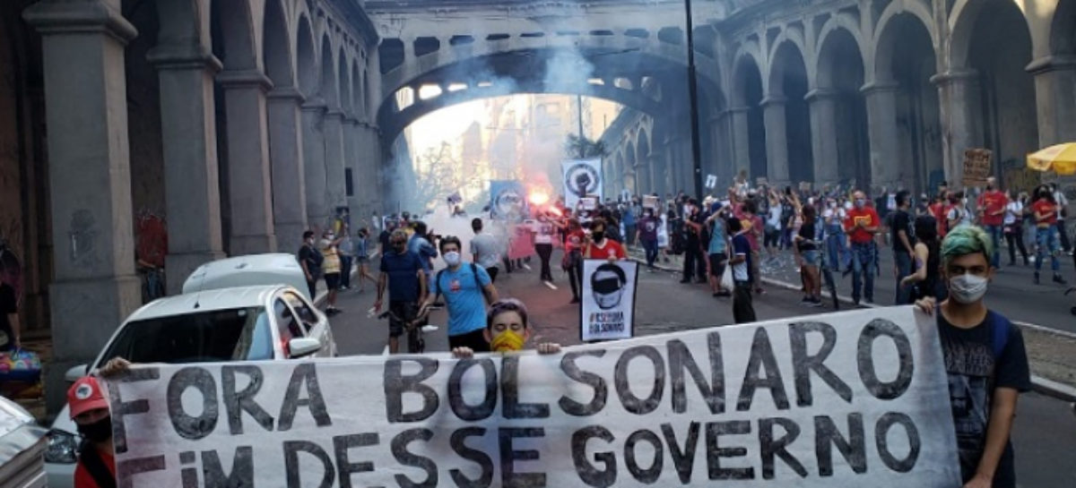 Mais um domingo de protestos contra Bolsonaro leva centenas de pessoas às ruas