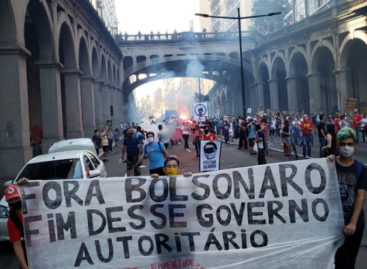 Mais um domingo de protestos contra Bolsonaro leva centenas de pessoas às ruas