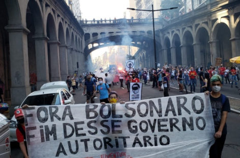 Mais um domingo de protestos contra Bolsonaro leva centenas de pessoas às ruas