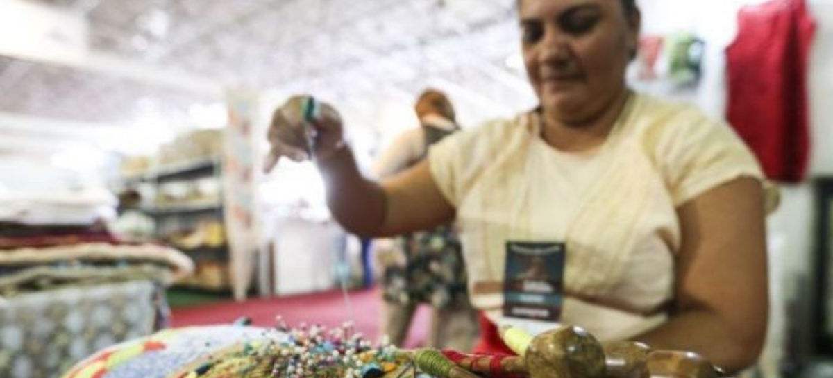 Bolsonaro veta PL que priorizava mulher chefe de família no pagamento do auxílio