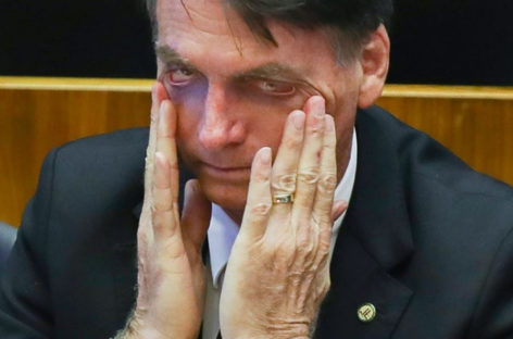 Em propaganda fake, Bolsonaro fala com pessoas de banco de imagens