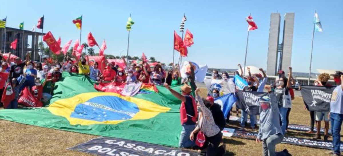 Ato em Brasília marca entrega de pedido de impeachment de Bolsonaro