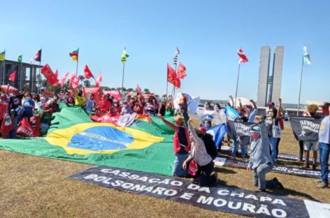 Ato em Brasília marca entrega de pedido de impeachment de Bolsonaro