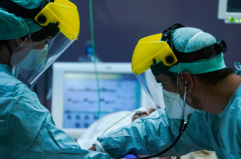 Mais de 60 mil brasileiros morreram de Covid-19 e contaminação segue em alta