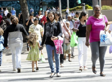 Retomada da economia sem política pública piora vida das mulheres