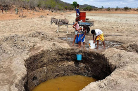 Pessoas com sede ao lado de açudes cercados. A realidade da privatização da água
