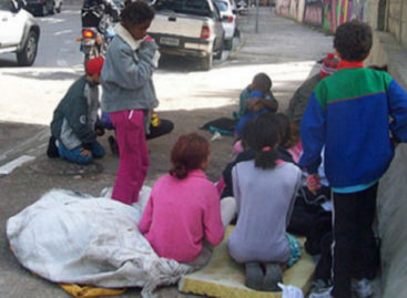 Trinta anos de ECA: crianças trabalham nas ruas para ajudar suas famílias
