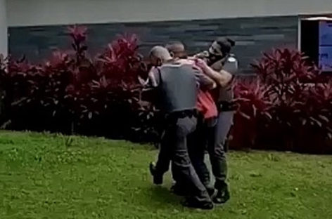 “Não consigo respirar”, fala entregador sufocado por PMs em SP