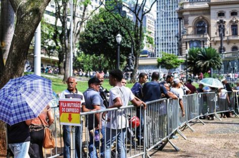 Em três meses, 9 milhões deixam o mercado de trabalho. Desemprego pega formais e informais