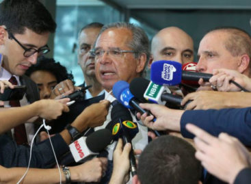 Economista aponta desonestidade da mídia ao ‘criminalizar servidores públicos’