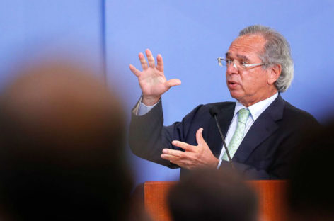 Guedes criminaliza reajuste a servidores, mas quer liberar R$ 400 bi para bancos