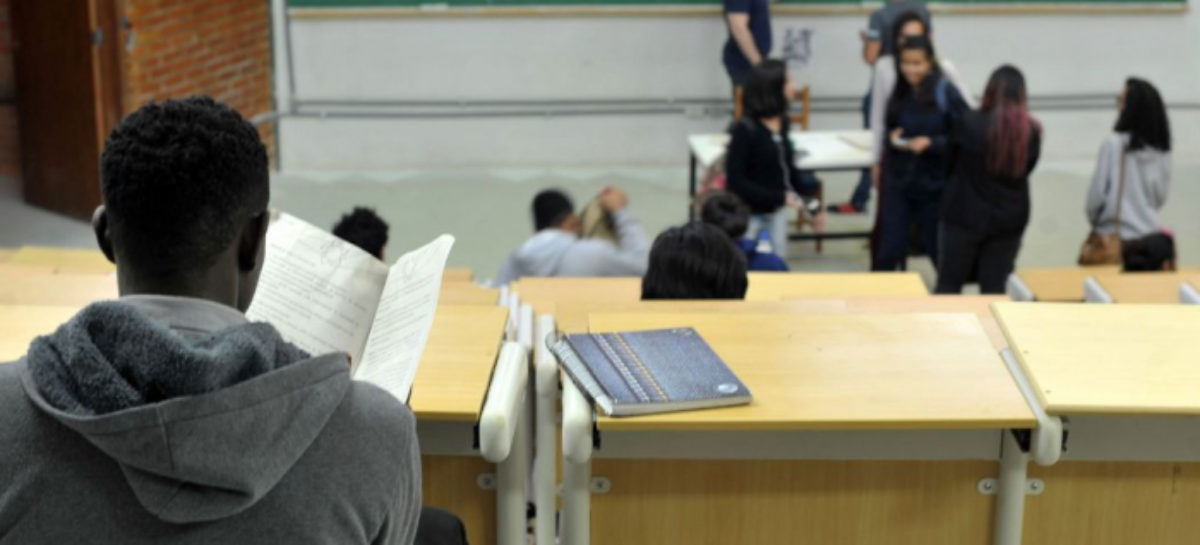 Novo imposto de Guedes pode acabar com sonho de jovem pobre de ir para universidade