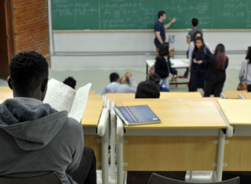 Novo imposto de Guedes pode acabar com sonho de jovem pobre de ir para universidade