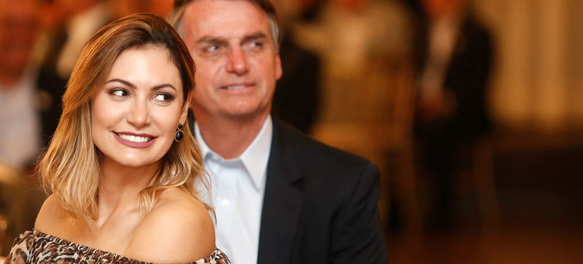 Michelle Bolsonaro recebeu R$ 72 mil em 21 cheques de Queiroz, diz revista