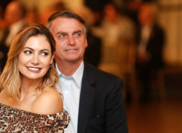 Michelle Bolsonaro recebeu R$ 72 mil em 21 cheques de Queiroz, diz revista