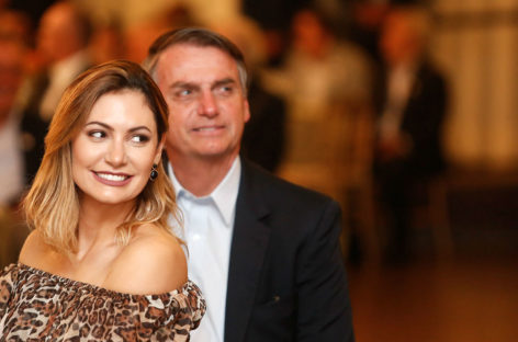 Michelle Bolsonaro recebeu R$ 72 mil em 21 cheques de Queiroz, diz revista