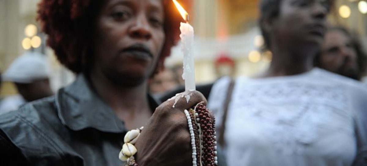 Racismo: taxa de assassinatos cresce para negros e cai para o resto da população