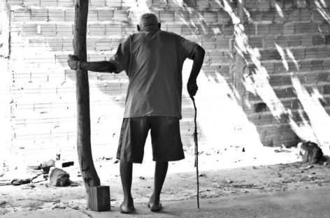 Mortes de idosos por Covid-19 deixa 5 milhões de adultos e crianças sem renda