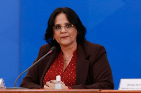 Após pedido de impeachment de Bolsonaro, Damares exonera membros do movimento negro