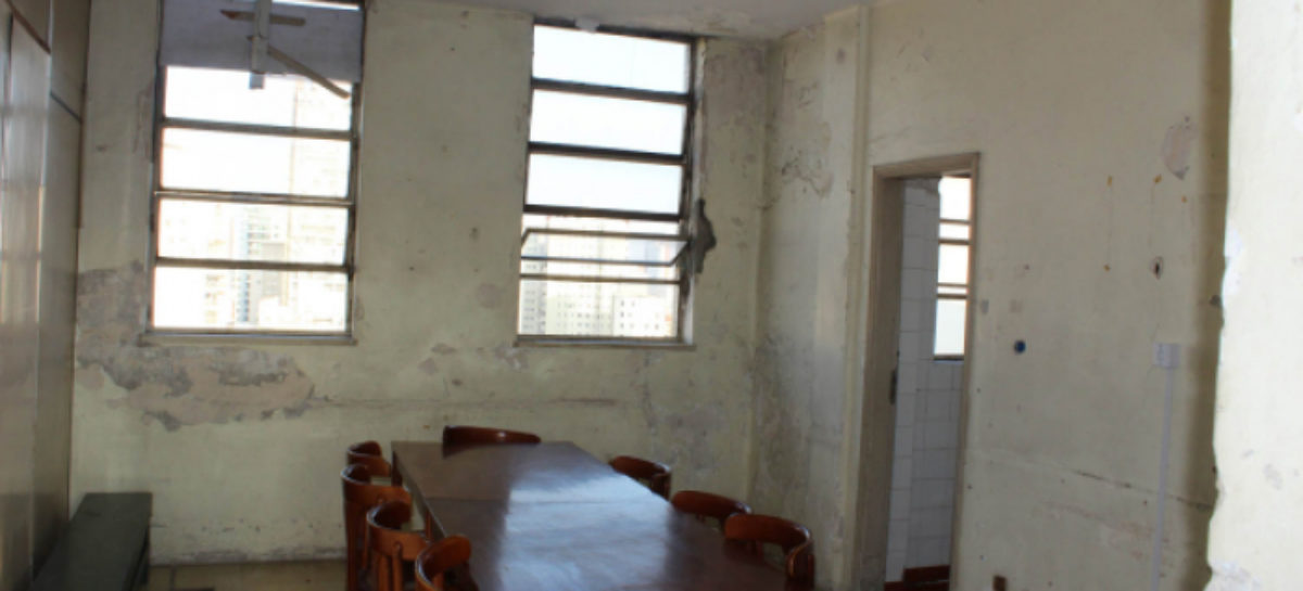 Profissionais de hospital estão sem vale-alimentação e comem em refeitório no sótão