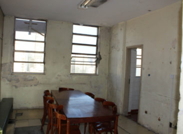 Profissionais de hospital estão sem vale-alimentação e comem em refeitório no sótão