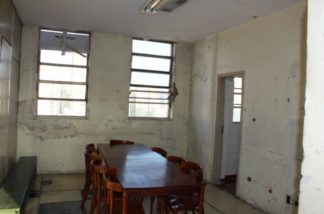 Profissionais de hospital estão sem vale-alimentação e comem em refeitório no sótão